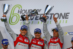 #7 Audi Sport Team Joest Audi R18: Marcel Fässler, Andre Lotterer, Benoit Tréluyer winnaars