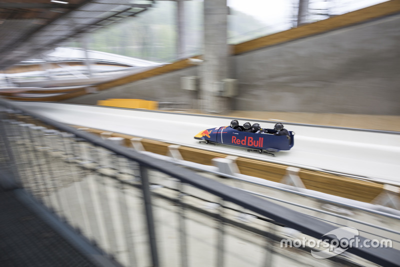 Daniil Kvyat participa de evento com equipe russa de bobsled