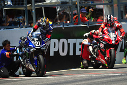 #21 Yamaha Factory Racing Team: Katsuyuki Nakasuga and #12 Yoshimura Suzuki: Takuya Tsuda, Joshua Br