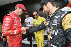 Scott Dixon, Chip Ganassi Racing Chevrolet signing the suit of James Hinchcliffe, Schmidt Peterson Motorsports Honda