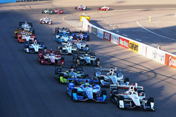 Start: Helio Castroneves, Team Penske Chevrolet, leidt
