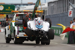 Машина Williams FW38 Фелипе Масса, Williams возвращают на эвакуаторе на пит-лейн после аварии