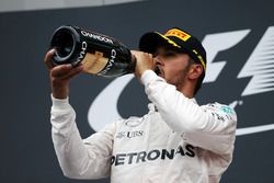 Il vincitore della gara Lewis Hamilton, Mercedes AMG F1 festeggia sul podio