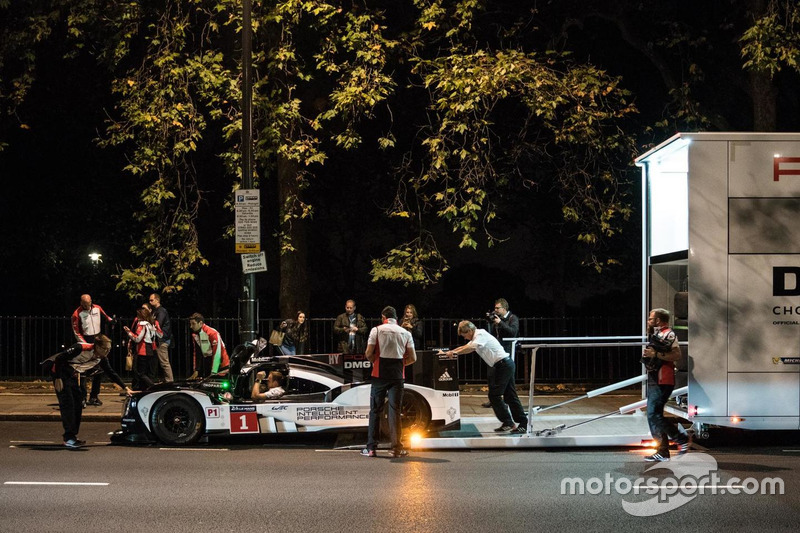 Merk Webber im Porsche 919 Hybrid LMP1 in London