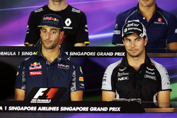 (L n. R): Daniel Ricciardo, Red Bull Racing mit Sergio Perez, Sahara Force India F1 bei der FIA Pres
