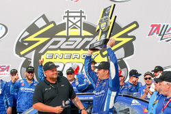 Ganador de la carrera Elliott Sadler, JR Motorsports Chevrolet