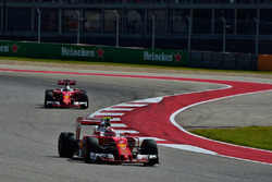 Кімі Райкконен, Ferrari SF16-H випереджає свого товариша по команді Себастьяна Феттеля, Ferrari SF16