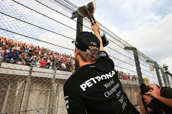 El ganador de la carrera Nico Rosberg, Mercedes AMG F1 celebra el título de constructores de su equi