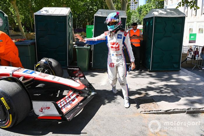 El coche de Mick Schumacher, Haas F1 Team queda fuera de la PL1 por una falla técnica