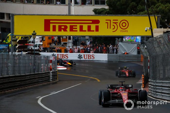 Charles Leclerc, Ferrari F1-75, Carlos Sainz, Ferrari F1-75, Sergio Pérez, Red Bull Racing RB18