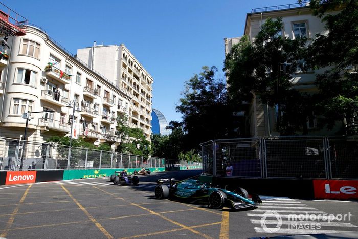 Lance Stroll, Aston Martin AMR22, Alex Albon, Williams FW44