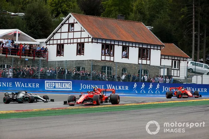 Charles Leclerc, Ferrari SF90, precede Sebastian Vettel, Ferrari SF90 e Lewis Hamilton, Mercedes AMG F1 W10  