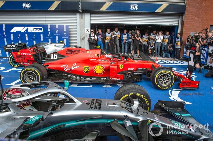 Charles Leclerc, Ferrari SF90, primo classificato, e Lewis Hamilton, Mercedes AMG F1 W10, secondo classificato, arriva al Parc Ferme