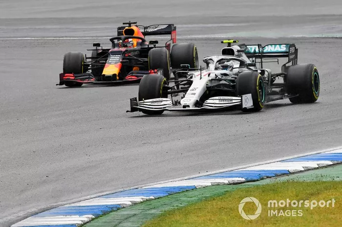 Valtteri Bottas, Mercedes AMG W10, lidera Max Verstappen, Red Bull Racing RB15