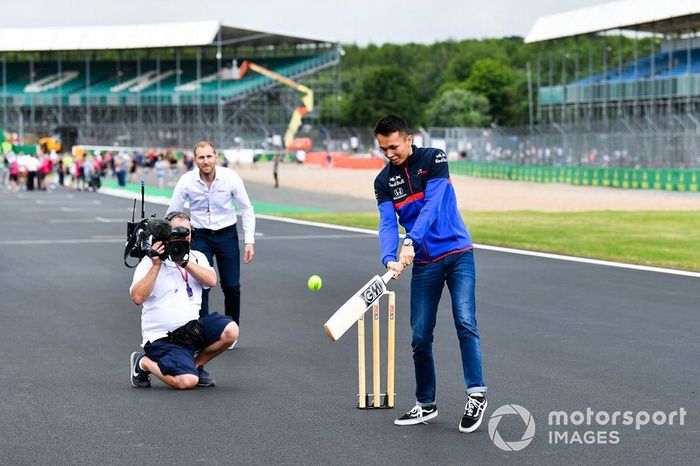 Alexander Albon, Toro Rosso, jugando a cricket 