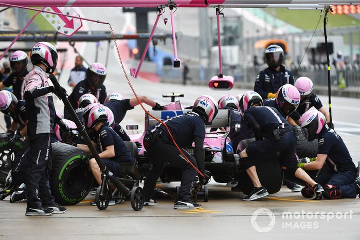 Ocon se pasa de las marcas del box en los libres 1