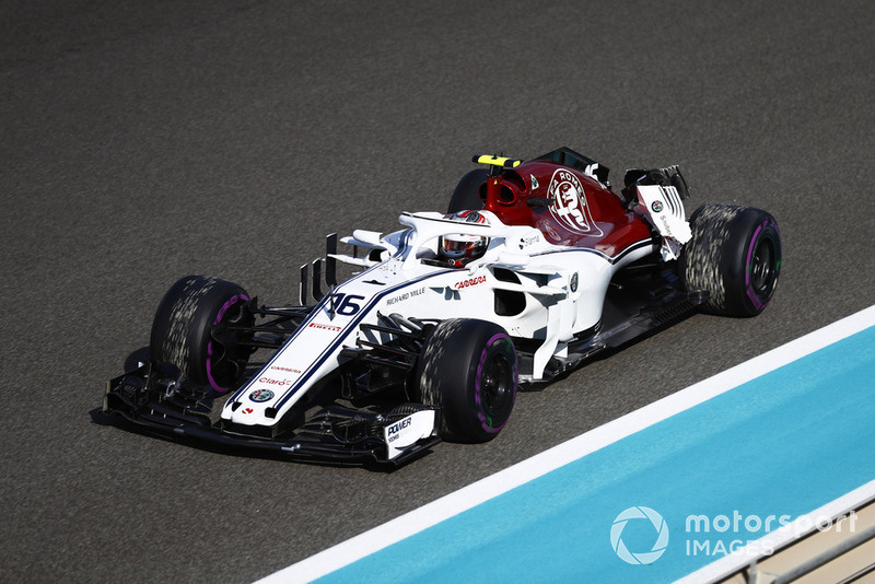 Charles Leclerc, Sauber C37, vuelve a los pits con un alerón trasero roto