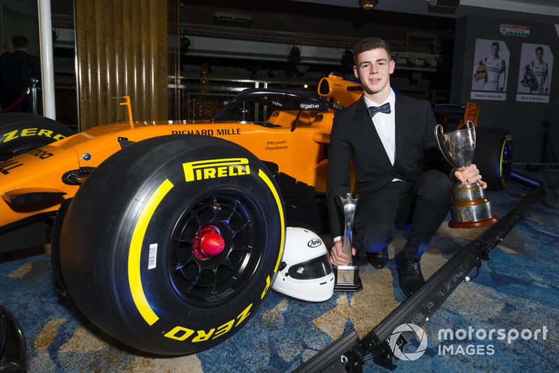 Обладатель премии McLaren Autosport BRDC Award Том Гэмбл и автомобиль Формулы 1 команды McLaren