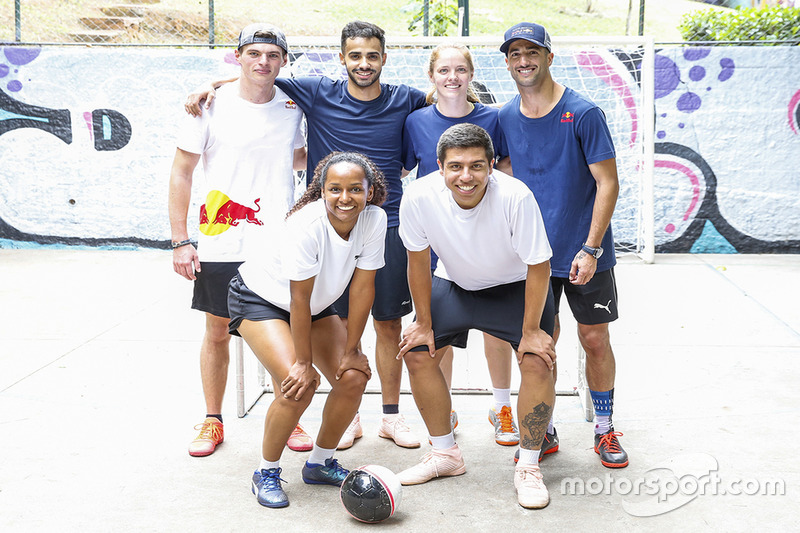 Max Verstappen y Daniel Ricciardo, Red Bull Racing juegan Futsal en Brasil