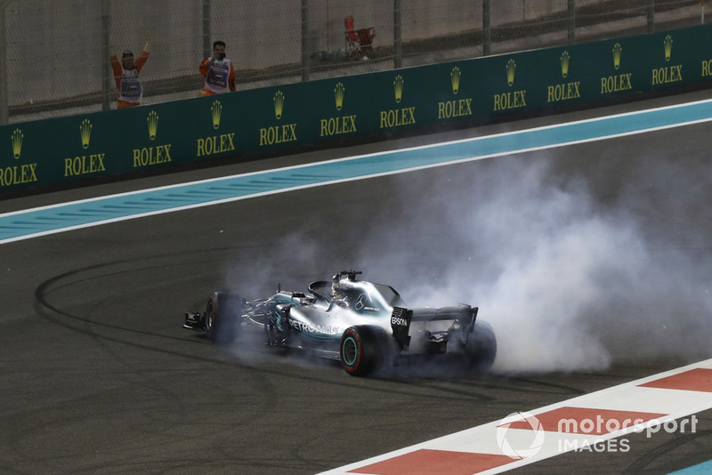 Le vainqueur Lewis Hamilton, Mercedes-AMG F1 W09 fête sa victoire avec des donuts