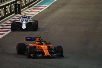 Stoffel Vandoorne, McLaren MCL33, Sergey Sirotkin, Williams FW41
