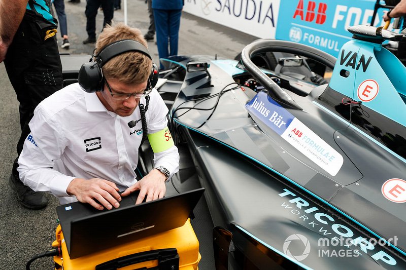 Gli ingegneri fanno gli ultimi controlli sulla monoposto di Stoffel Vandoorne, HWA Racelab, VFE-05