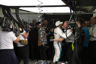 Lewis Hamilton, Mercedes AMG F1, festeggia con il suo team