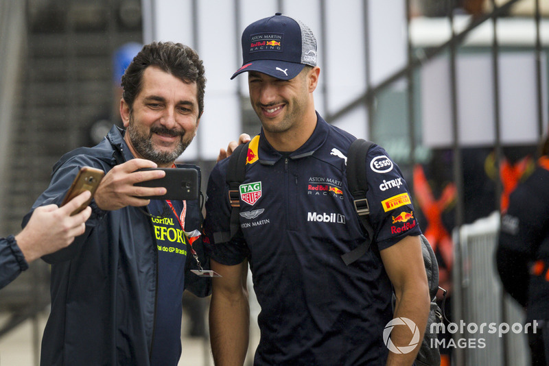 Daniel Ricciardo, Red Bull Racing prend un selfie avec un fan