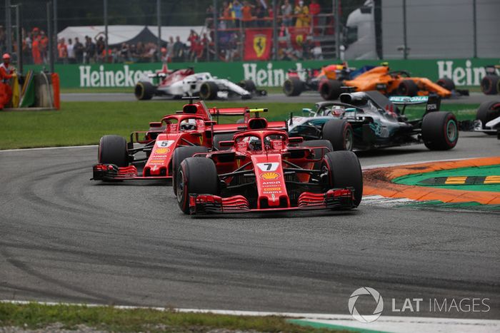 Kimi Raikkonen, Ferrari SF71H por delante de Sebastian Vettel, Ferrari SF71H al inicio de la carrera