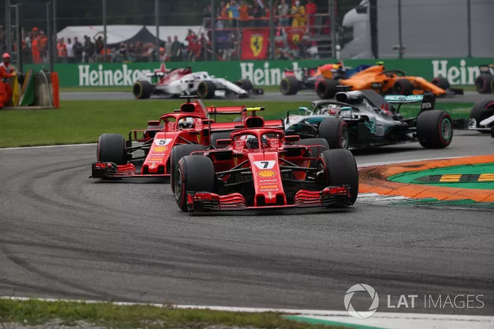 Kimi Raikkonen, Ferrari SF71H por delante de Sebastian Vettel, Ferrari SF71H al inicio de la carrera
