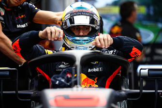 Daniel Ricciardo, Red Bull Racing, monte dans sa voiture
