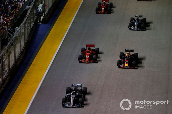 Lewis Hamilton, Mercedes AMG F1 W09 EQ Power+, Max Verstappen, Red Bull Racing RB14.