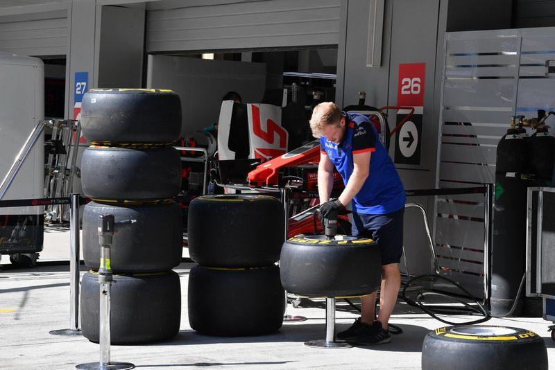 Un mécanicien Scuderia Toro Rosso et des pneus Pirelli