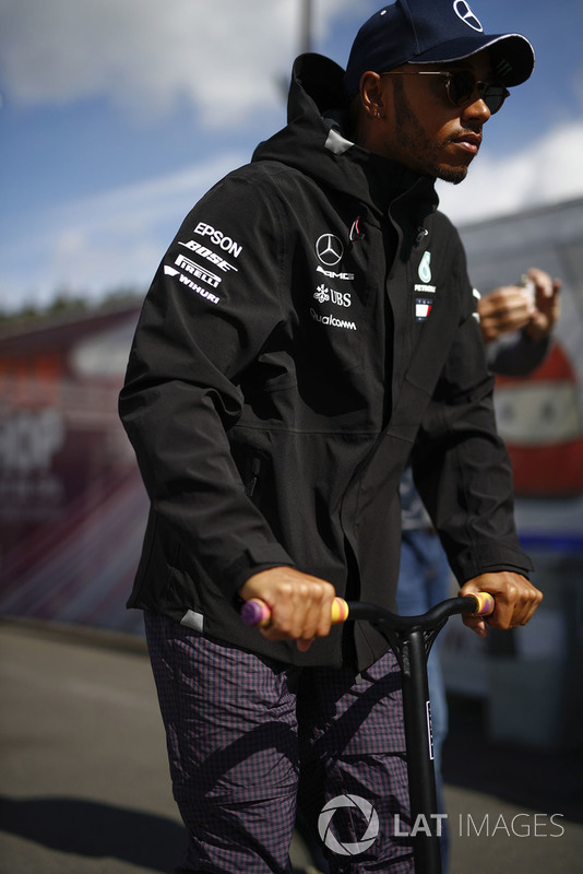 Lewis Hamilton, Mercedes AMG F1, su un monopattino