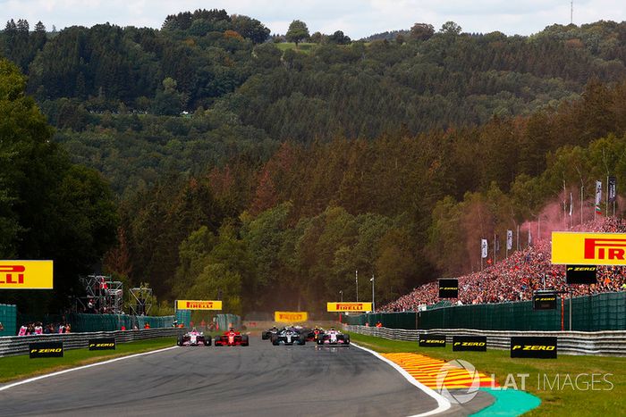 Sebastian Vettel, Ferrari SF71H, adelanta a Lewis Hamilton, Mercedes AMG F1 W09, en la salida, Esteban Ocon, Racing Point Force India VJM11, y Sergio Perez, Racing Point Force India VJM11