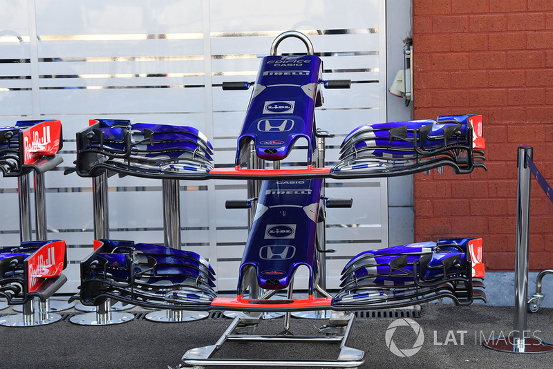 Des nez et ailerons avant de Scuderia Toro Rosso STR13