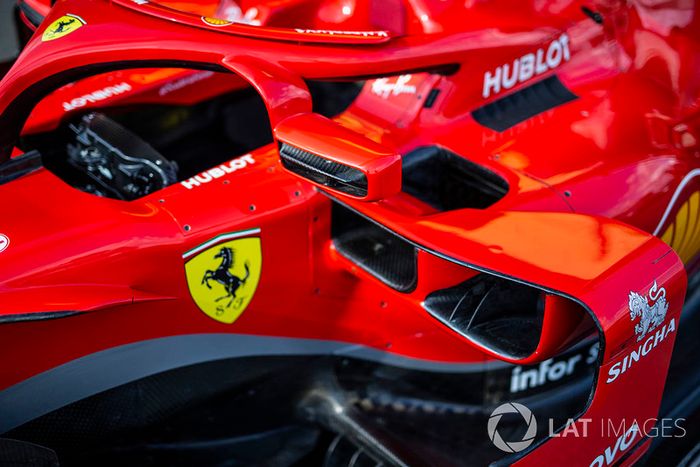 Detalle de las bargeboard y espejo del Ferrari SF71H 