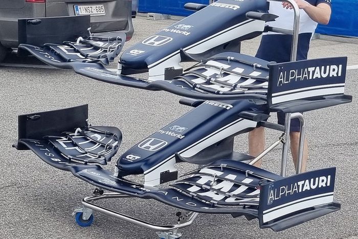 Detalle del endplate y el alerón delantero del AlphaTauri AT02