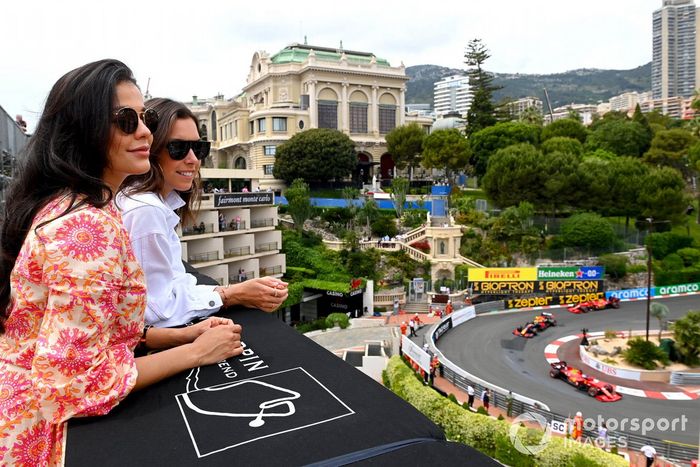 Los fans miran la pista mientras pasan Charles Leclerc, Ferrari SF21, Sergio Pérez, Red Bull Racing RB16B, Carlos Sainz Jr., Ferrari SF21