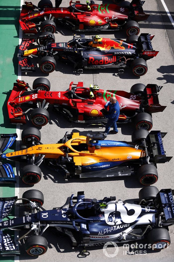 Los monoplazas de Pierre Gasly, AlphaTauri AT02, Lando Norris, McLaren MCL35M, Carlos Sainz Jr., Ferrari SF21, Sergio Pérez, Red Bull Racing RB16B, Charles Leclerc, Ferrari SF21 en Parc Ferme después de la clasificación