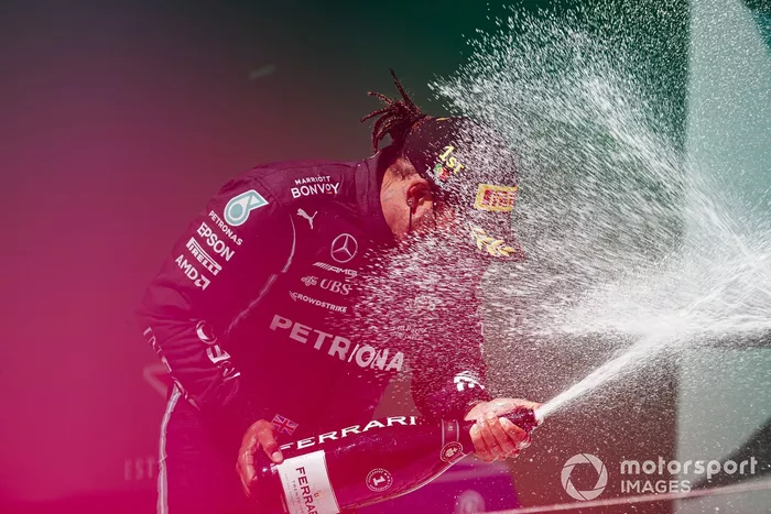 Podio: ganador de la carrera Lewis Hamilton, Mercedes