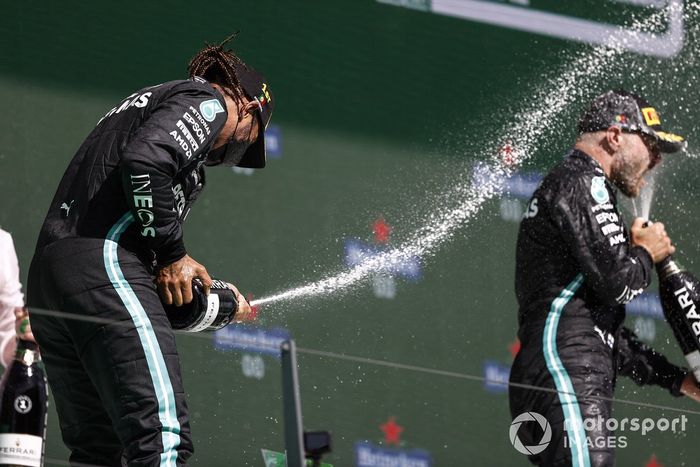 Podio: ganador de la carrera Lewis Hamilton, Mercedes, y el tercer lugar Valtteri Bottas, Mercedes