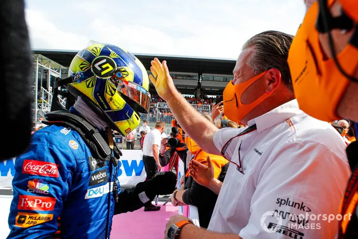 Tercer lugar Lando Norris, McLaren, celebra con Zak Brown, CEO, McLaren Racing