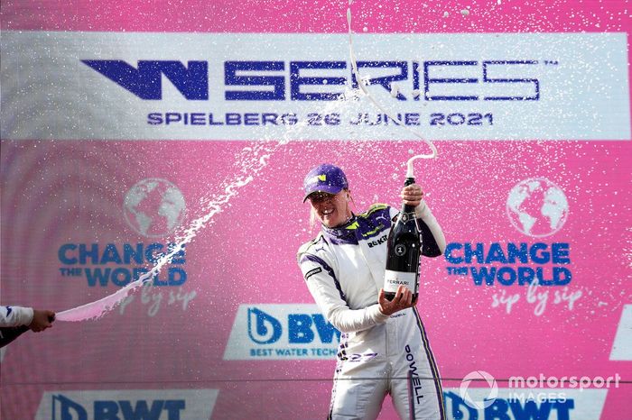 Podio: la ganadora Alice Powell 