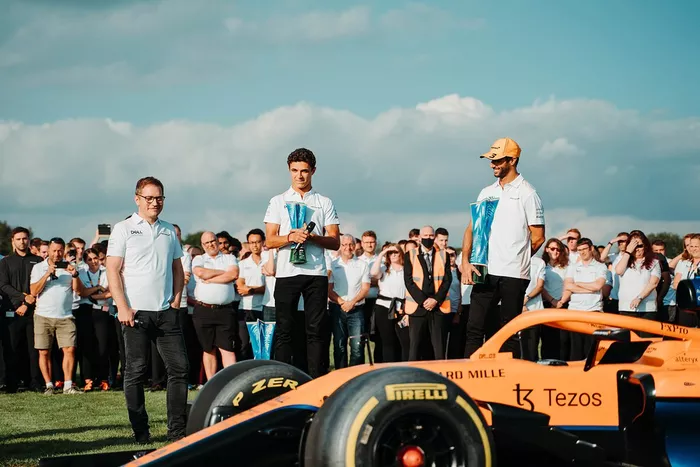 Daniel Ricciardo, McLaren, Lando Norris, McLaren, Andreas Seidl, director del equipo, McLaren celebran con los miembros del equipo
