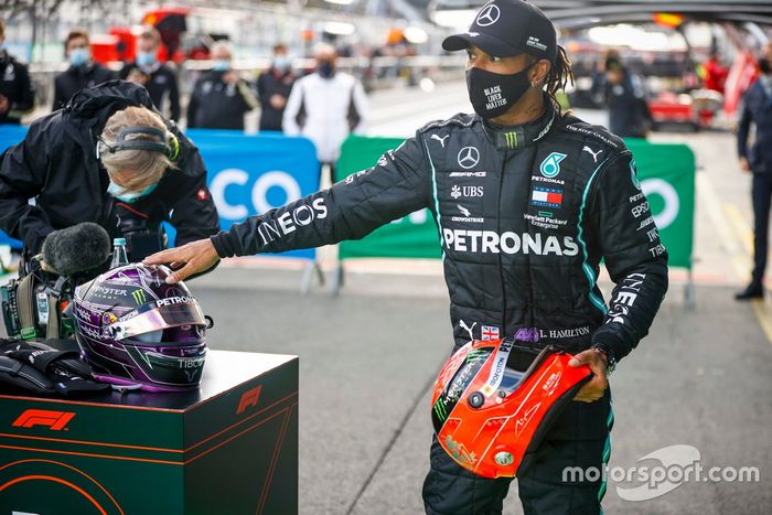 Podio: ganador Lewis Hamilton, Mercedes-AMG Petronas F1, con el casco de Michael Schumacher de 20212