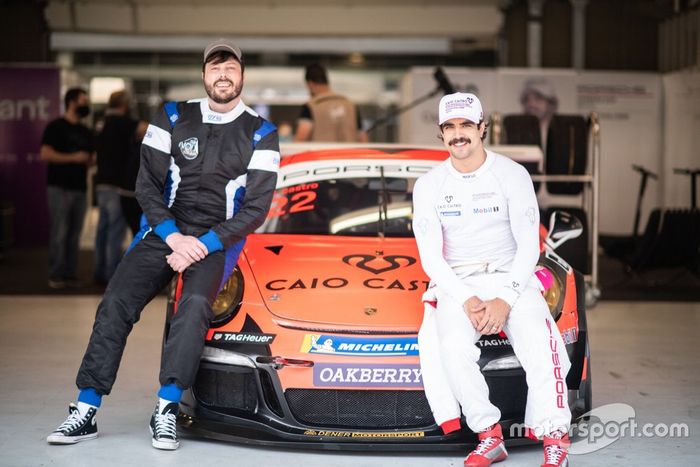 Danilo Gentili pega carona com Caio Castro na Porsche Cup