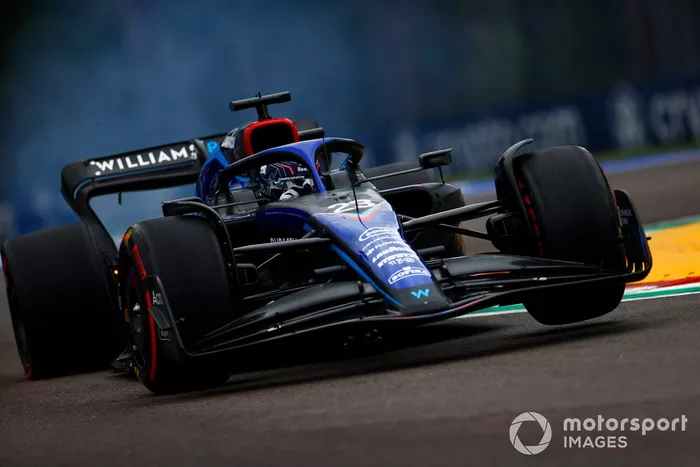 Alex Albon, Williams FW44, con fuego en el neumático trasero