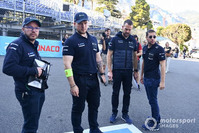 Robin Frijns, Envision Racing, pasea por la pista con sus ingenieros