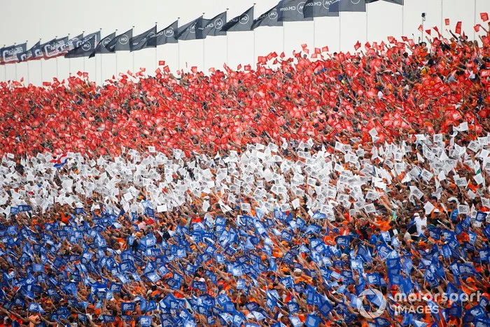 Los aficionados forman los colores de Holanda en una tribuna